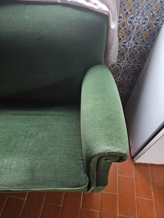 Sofá vintage verde em boas condições