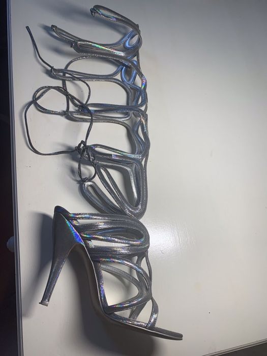 Высокие босоножки на шнуровке