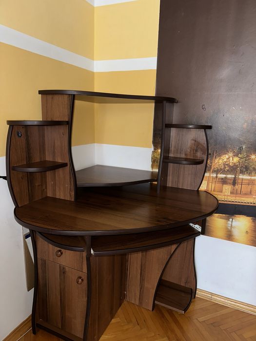 Продам компʼютерний стіл у хорошому стані