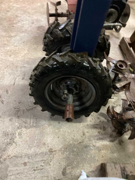 Moto-enxada com motor Lombardini a diesel