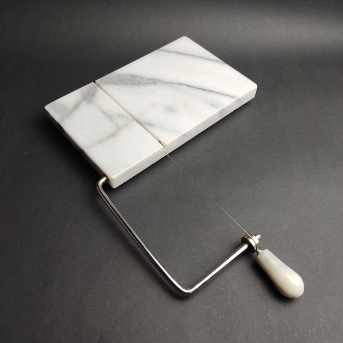 Marmurowa deska krajalnica do sera z zapasowymi linkami - stan bdb