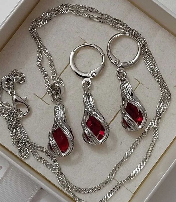 Srebrny komplet biżuterii z czerwonym oczkiem