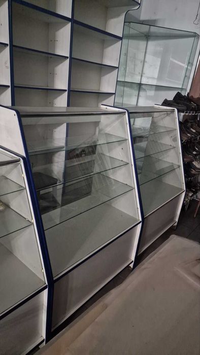 Стілажі вітрини для магазину