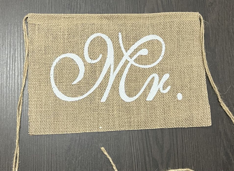Dekoracja ślubna na krzesła, jutowe napisy Mrs Mr