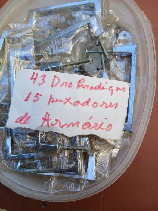 Puxadores e dobradiças de armário