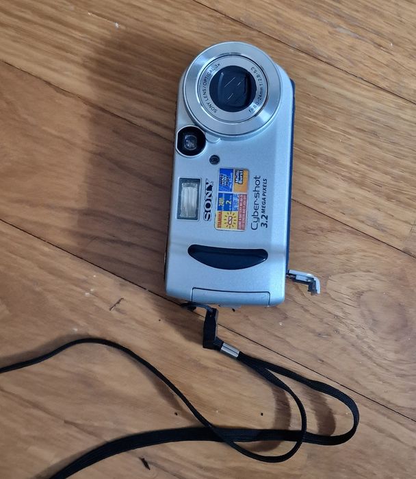 Vintage SONY CYBER-SHOT 3.2 Mega DSC-P71