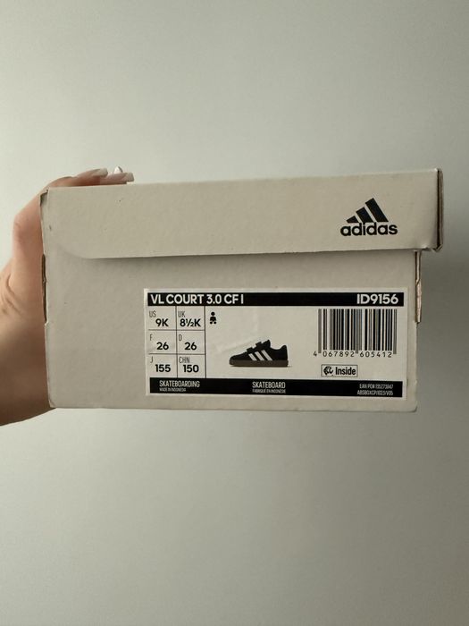 Czarne adidas court 26