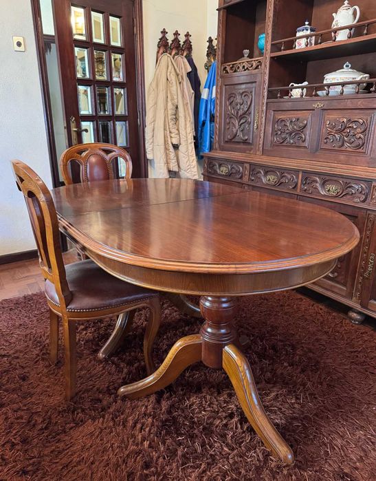 Mesa de jantar oval extensível com pé central em madeira