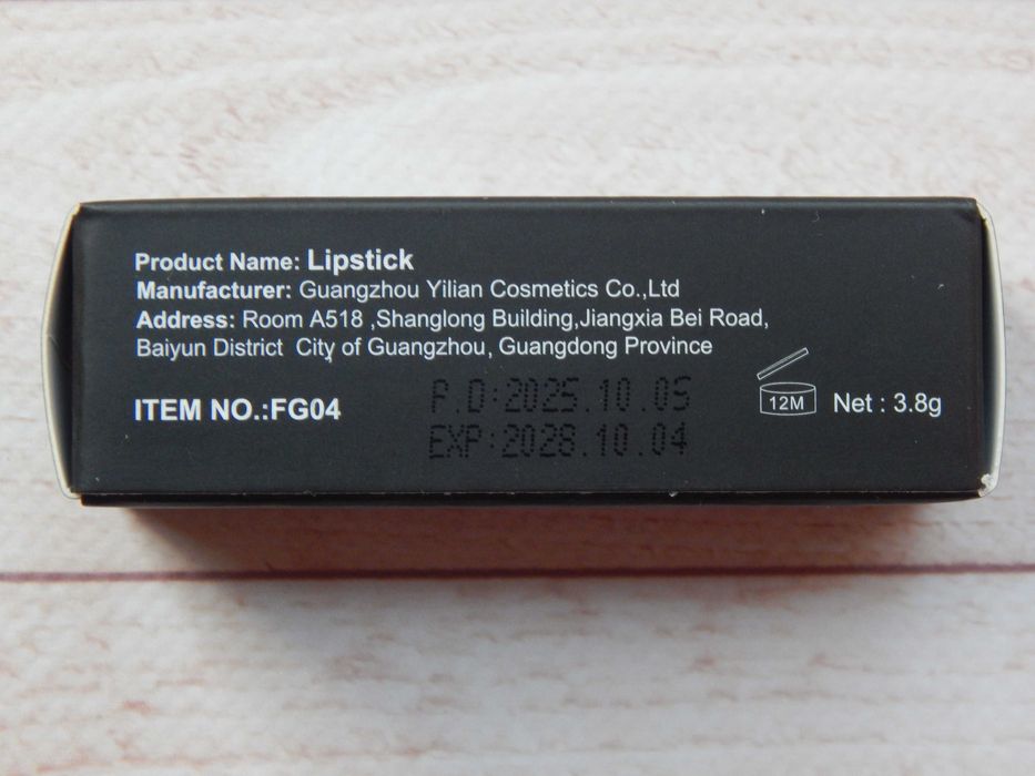 Чорна помада з блискітками глітер, рок панк готика