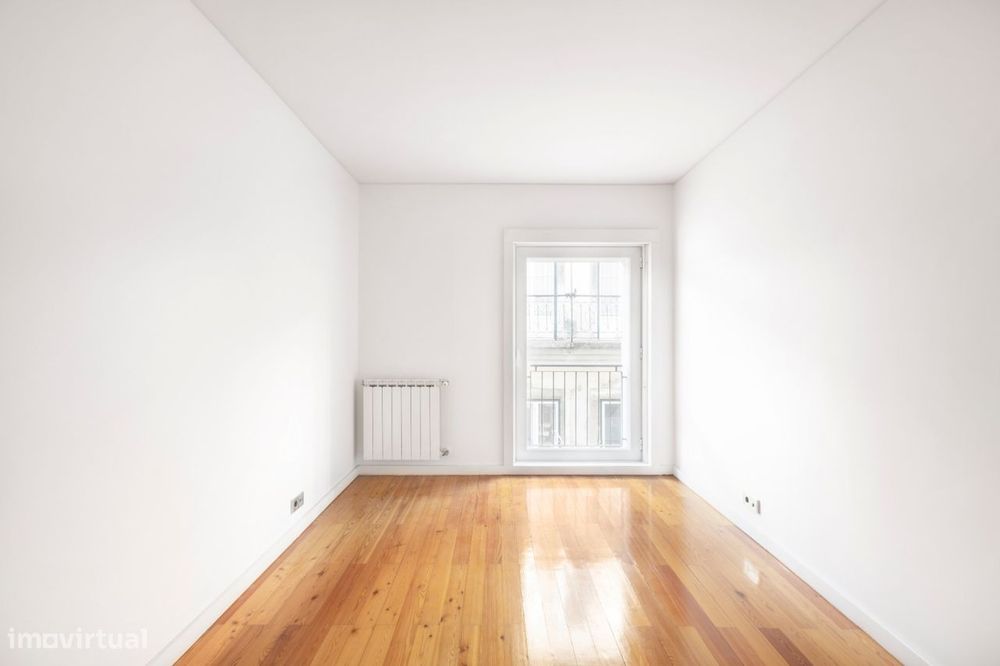 Apartamento no Chiado com 2 salas e 2 quartos e 2 lugares de estaciona