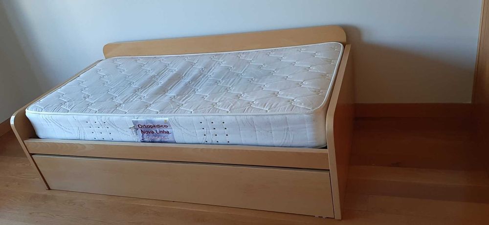 Cama ou sofá para quarto ou escritório. 2 camas de solteiro com estrado e colchoões.