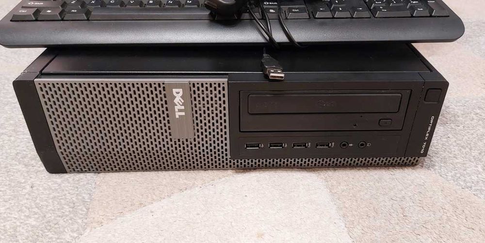 Komputer stacjonarny Dell, i5, SSD 120 GB z monitorem 22"