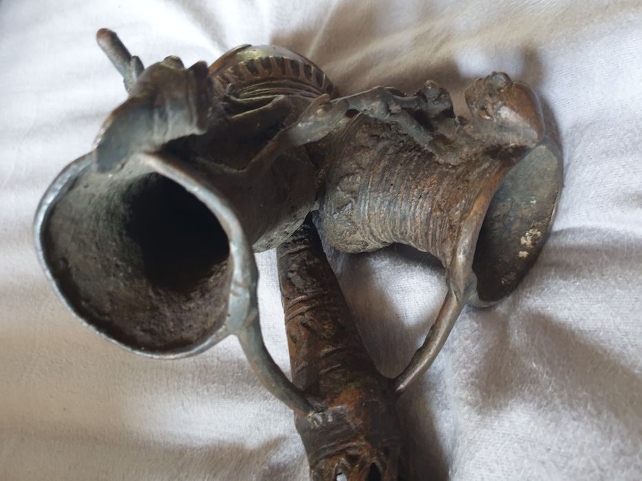 Raro antigo cachimbo ceremonial Bamum do Cameron em bronze