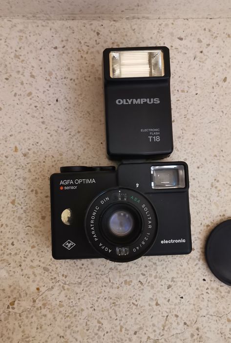 Máquina fotográfica OLYMPUS 
Ótima para colecionadores. 
Funciona a pi