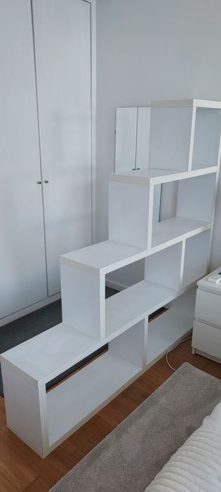 Estante branca em escada