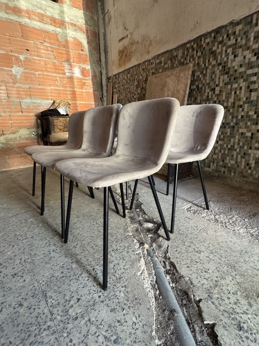 Conjunto de mesas e cadeiras