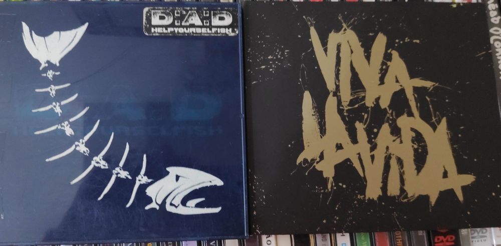 Conjunto de CDs e DVDs.