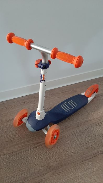 Hulajnoga trzykołowa.