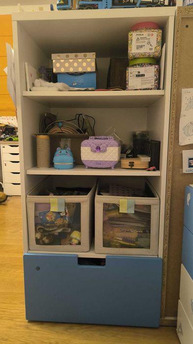Regał, stolik i krzesełka IKEA do pokoju dziecięcego