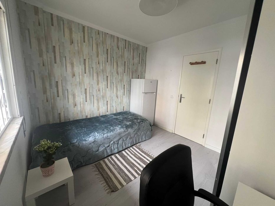 Quarto para arrendar com frigorífico e móveis novos