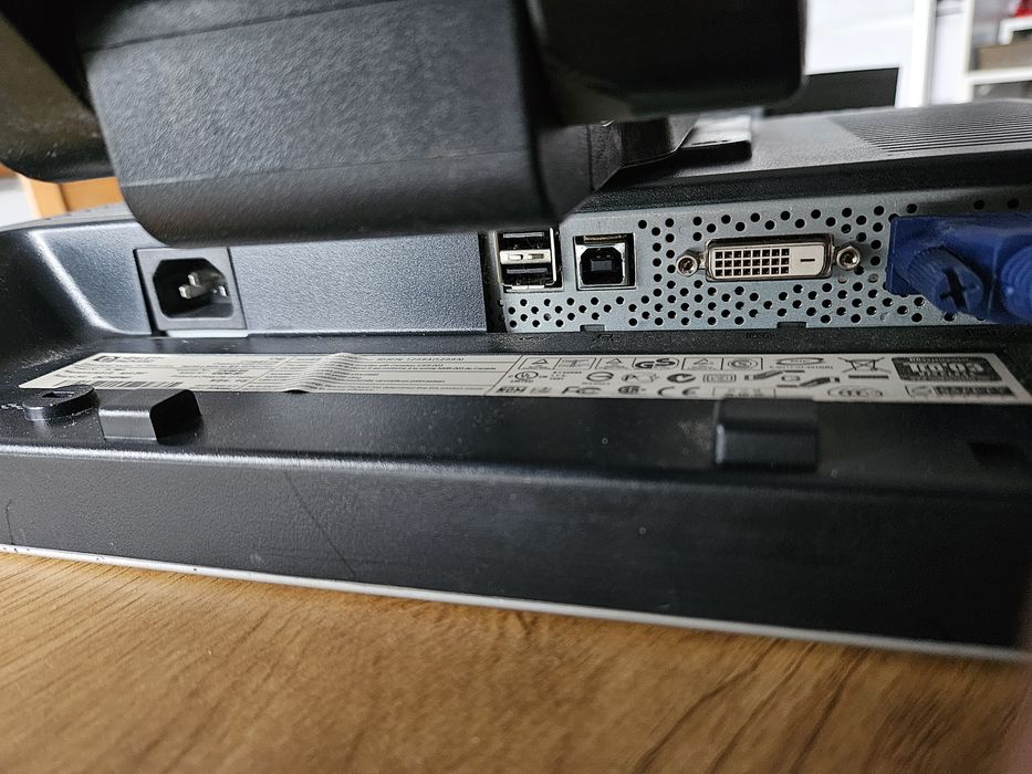 Monitor HP 1740 regulacja wysokosci, kąta, horyzontalnie i vertykalnie