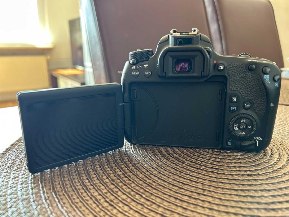 Canon EOS 77D + 50mm f/1.8 STM + dodatki. Zadbany, gotowy do pracy!