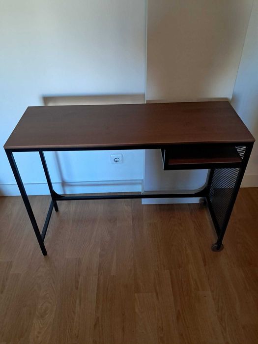 Mesa para portátil (Ikea)