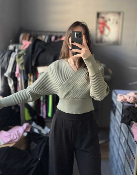 Kopertowy dziergany sweter w zielonym kolorze NA-KD