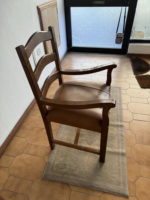 Cadeirão em madeira e pele.