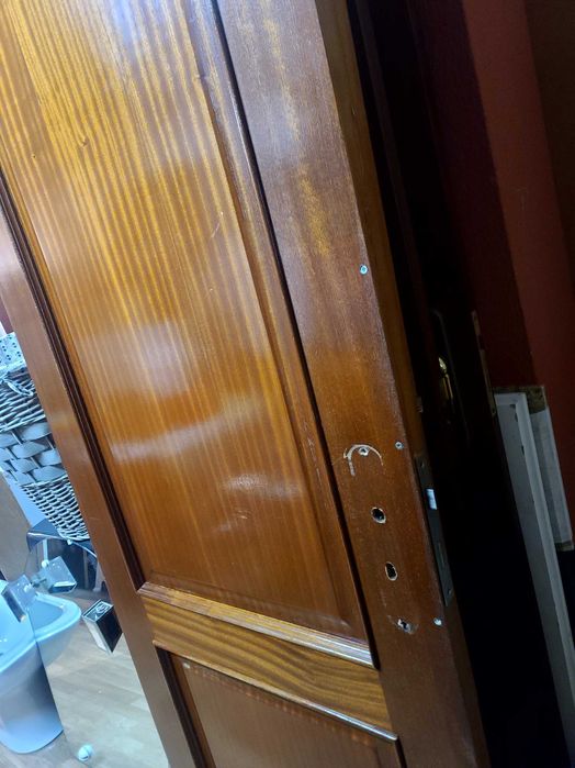 Varias portas com ferragem e sem ferragens