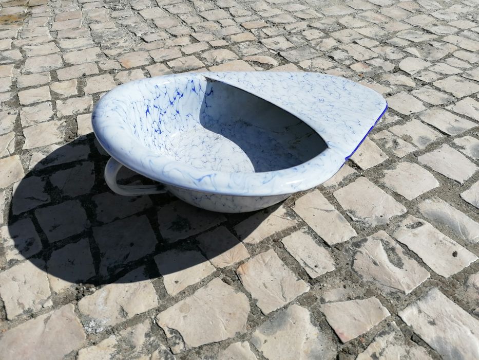 Arrastadeira em esmalte azul e branca antiga