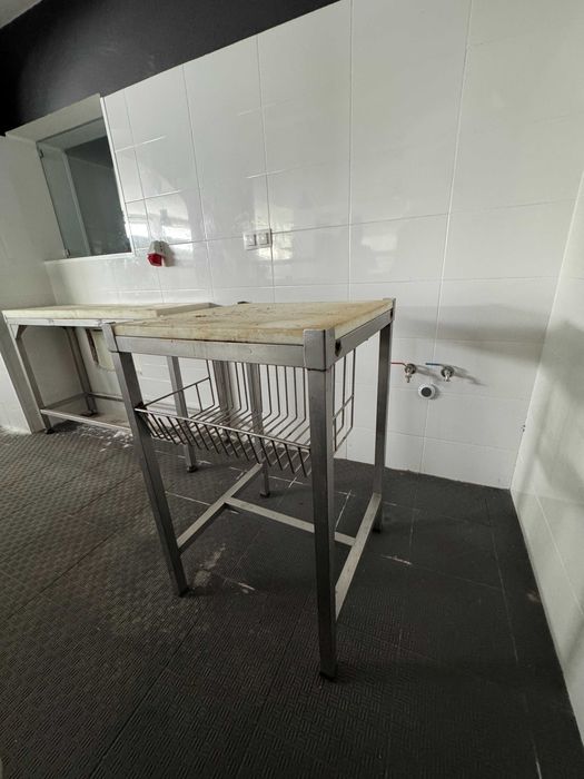 Mesa de Trabalho Inox para Talho/Cozinha com Cesto - 61x61x95 cm