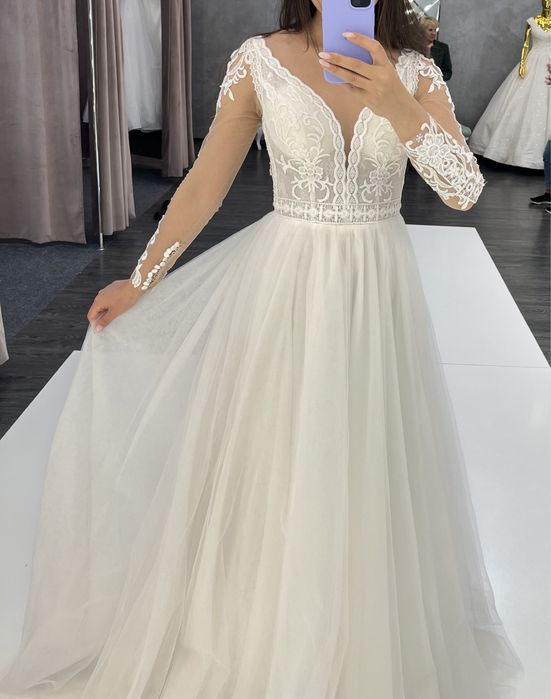 Весільна сукня з довгими вишитими рукавами