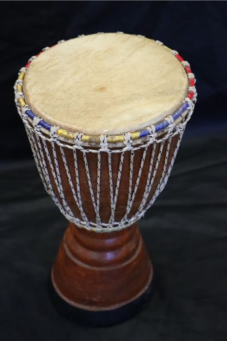 Djembé de origem angolana com mais de 40 anos