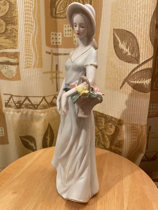 Статуэтка фарфор