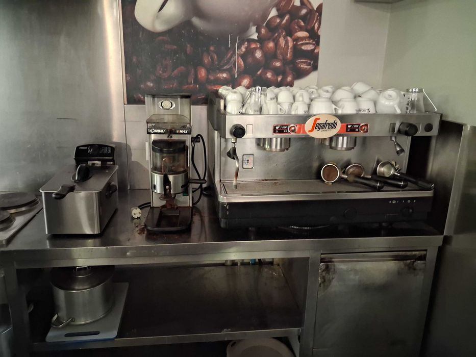 Loja Comercial com Snack-Bar instalado -Trespassar ou Arrendar