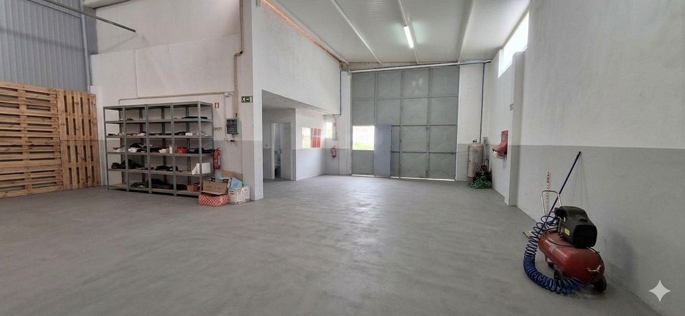Arrenda-se Pavilhão para Indústria em Zona Industrial no concelho de Santa Maria da Feira