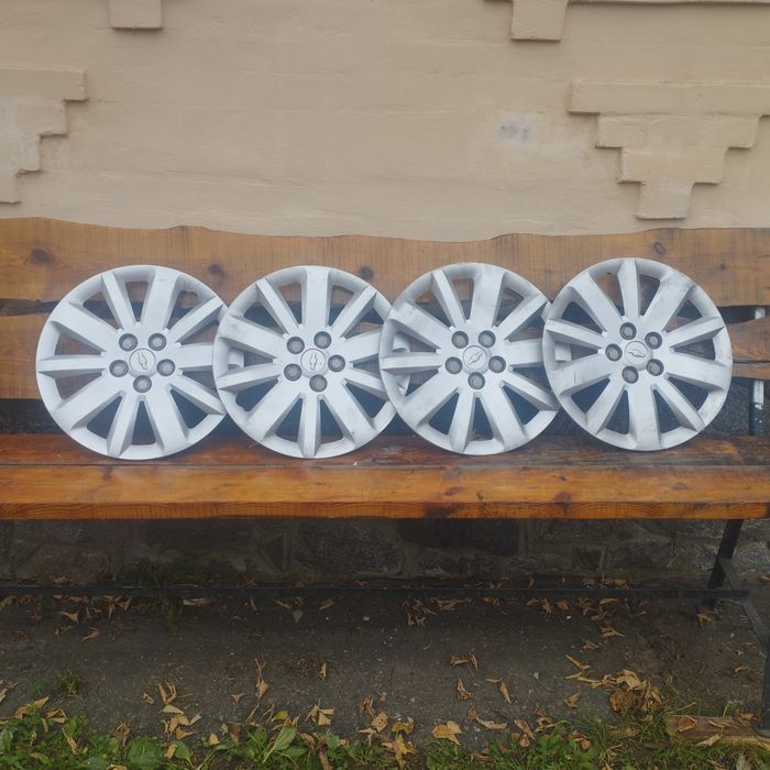 Продам кмоплект оригинальных колпаков на Chevrolet R16\