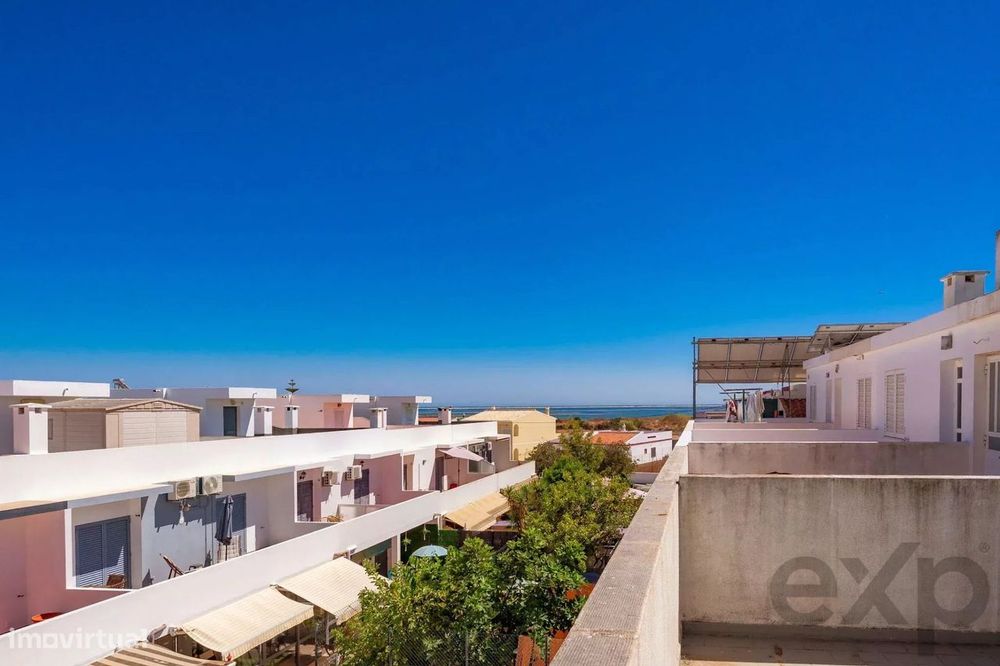 Moradia T2+1 com quintal e terraços com vista mar em Olhão, junto à Ri