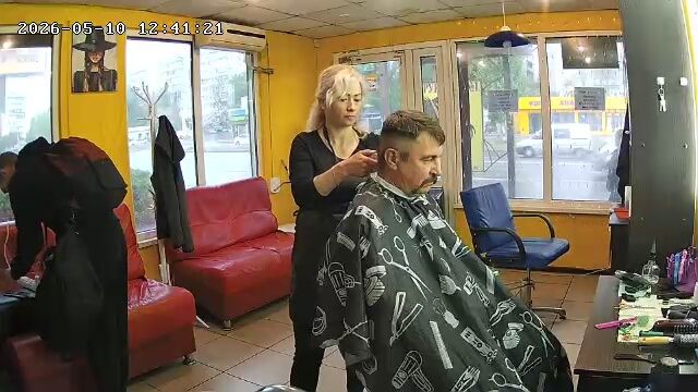 Перукар универсал мужских и женских стрижек требуется на  работу