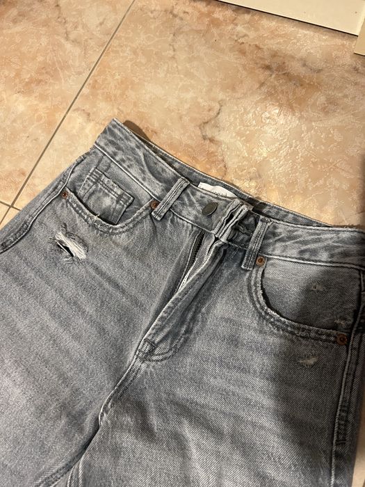 Calças de ganga cinzentas rasgadas da Stradivarius