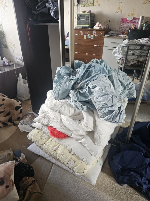 Віддам безкоштовно речі 50-52 ,подушки та одіяла