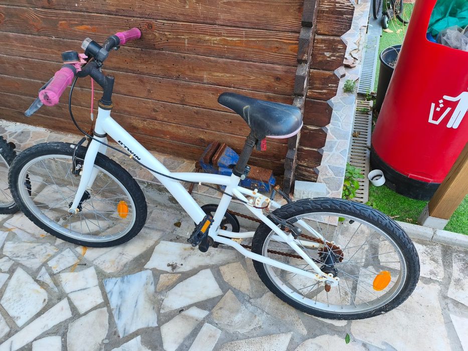 Duas bicicletas azul e rosa