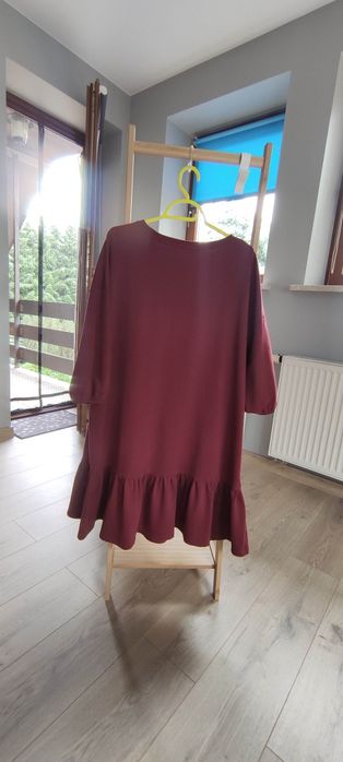 Bordowa sukienka a'la dres