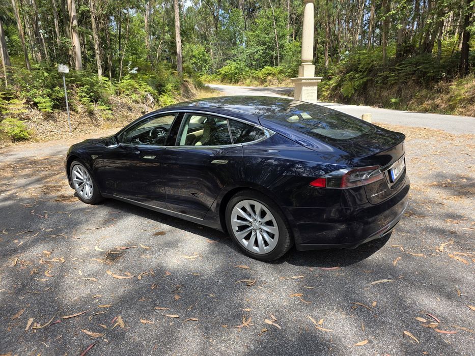 Tesla S85 carregamentos gratuitos
