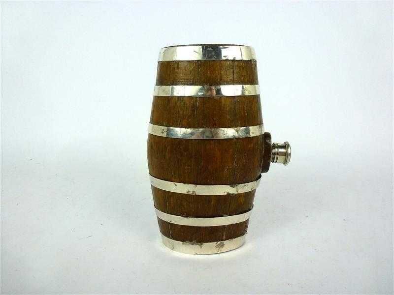Pequeno barril em madeira, com aduelas e rolha em prata