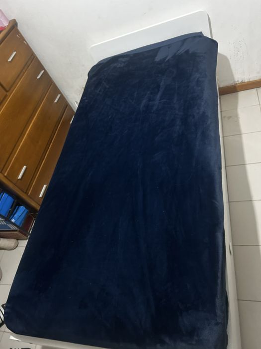 Cama de solteiro do IKEA com cama extra