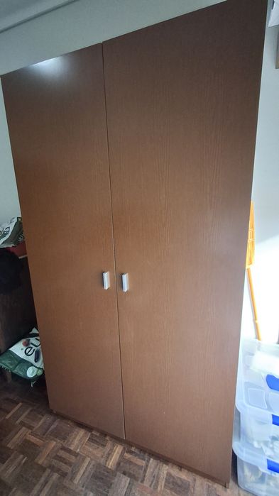 Armário de roupa em madeira