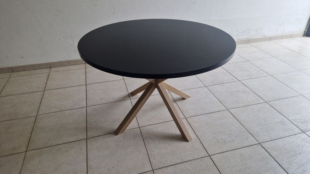 Mesa de jantar em madeira, com pés em ferro.