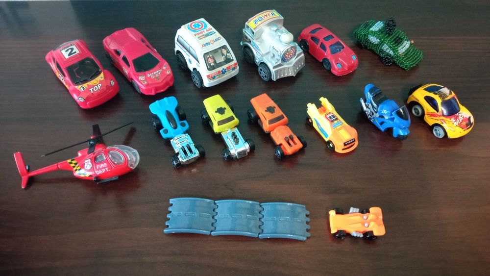 Маленькі машинки. Машинки з кіндера, гелікоптер, мотоцикл